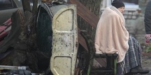 ουκρανος στο παγκακι με κουβερτες