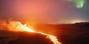 Το ηφαίστειο της Ισλανδίας βράζει υπό τα χρώματα του Βόρειου Σέλας