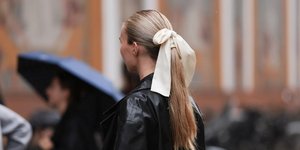 γυναίκα με φιόγκο στα μαλλιά