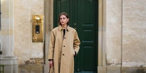 γυναίκα με καμπαρντίνα 