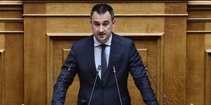 Ο πρόεδρος της Νέας Αριστεράς Αλέξης Χαρίτσης στο βήμα της Βουλής