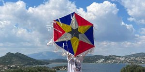 χαρταετός στο πρόσωπο 