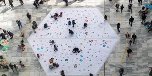 πελωριος χαρταετός πάνω παιδια 