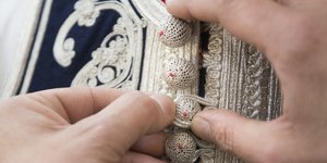 χερια κουμπια φορεσια 