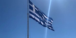 Η μεγαλύτερη ελληνική σημαία υψώθηκε στο λιμάνι της Χίου για την επέτειο της 25ης Μαρτίου