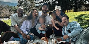 Η Χριστίνα Μπόμπα και ο Σάκης Τανιμανίδης πέρασαν την Καθαρά Δευτέρα παρέα με τις κόρες τους και καλούς τους φίλους / Φωτογραφία: Instagram