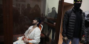 υποπτος με λευκα σε καρεκλα