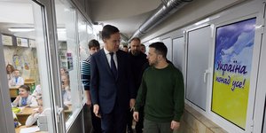 Ρούτε και Ζελένσκι σε σχολείο στην Ουκρανία