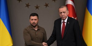 Χειραψία Ερντογάν με Ζελένσκι