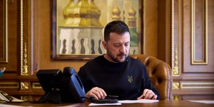 Ο Βολόνιμιρ Ζελένσκι στο γραφείο του