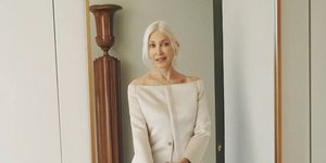 Η 77χρονη νύφη που παντρεύτηκε με το πιο σικάτο σακάκι που έχετε δει ποτέ -Σε ιβουάρ χρώμα και ανοιχτούς ώμους