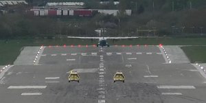 Αεροπλάνο και αυτοκίνητα ασφαλείας