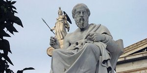 Το άγαλμα του Πλάτωνα έξω από την Ακαδημία Αθηνών