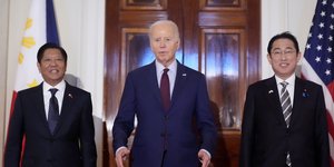 Ο πρόεδρος των ΗΠΑ (κέντρο), ο πρωθυπουργός της Ιαπωνίας (δεξιά) και ο πρόεδρος των Φιλιππίνων (αριστερά)