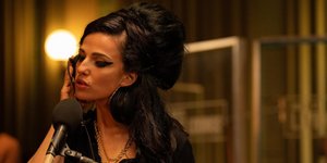 αμυ γουαινχάους τραγουδαει 