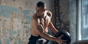 Άνδρας γυμνάζεται