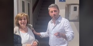 Ο Νίκος Ανδρουλάκης με μητέρα του, Πόπη