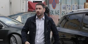 Ο Νίκος Ανδρουλάκης περπατάει