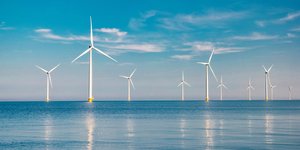 ανεμογεννήτριες στη θάλασσα