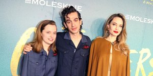 Η Αντζελίνα Τζολί με την κόρη της Βιβιάν και τον Τζάστιν Λεβίν στη νέα της παράσταση