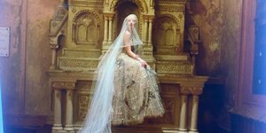 H ηθοποιός Άνια Τέιλορ Τζόι στο γάμο της 