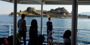 απο πλοιο κοιτουν καστρο