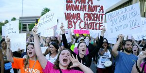 Με νόμο του 1864 το Ανώτατο Δικαστήριο της Αριζόνα απαγορεύει τις αμβλώσεις