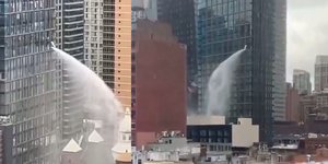 Μανχάταν: Τεράστιος πίδακας νερού εκτοξεύεται από ουρανοξύστη -