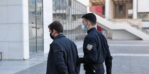 O προπονητής ιστιοπλοϊας οδηγείται στον ανακριτή