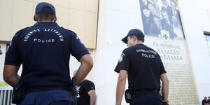 Αστυνομικοί έξω από την OPAP Arena