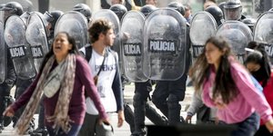 Επεισοδια στην Αργεντινη  ασπιδες γυναικες κλαινε 