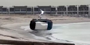 Ατύχημα με αυτοκίνητο σε παραλία 