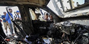 Παιδιά κοιτάζουν το κατεστραμένο αυτοκίνητο εθελοντών στη Γάζα