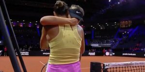 Η Μπαντόσα κλαίει στην αγκαλιά της Σαμπαλένκα