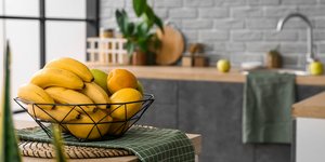 Φρουτιέρα με μπανάνες στην κουζίνα