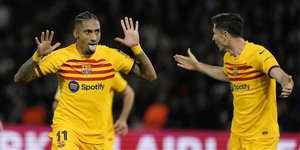 Ραφίνια και Λεβαντόφσκι πανηγυρίζουν γκολ εναντίον της Παρί στο Champions League 