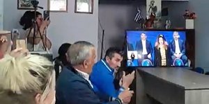 Κάτοικοι στη Χειμάρα βλέπουν την παρουσίαση της ΝΔ για ευρωψηφοδέλτιο