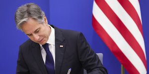Ο Αντονι Μπλίνκεν υπογράφει χαρτί