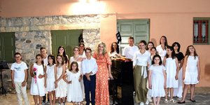 Βίβιαν Μπρέντα με τους μαθητές της 