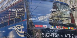 Ατύχημα με ανοιχτό διώροφο τουριστικό λεωφορείο στην Πανεπιστημίου
