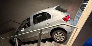 Αυτοκίνητο κόλλησε στα σκαλιά γηπέδου