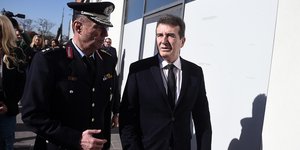 Ο Μιχάλης Χρυσοχοϊδης περπατά με αστυνομικό