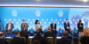 Χρίστος Δήμας, Αλεξάνδρα Μητσοτάκη, στο Φόρουμ των Δελφών