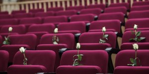 Τριαντάφυλλα στην αίθουσα του δικαστηρίου για τη δίκη στο Μάτι