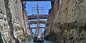 Η Διώρυγα της Κορίνθου έγινε η «πύλη» του ταξιδιού της Ολυμπιακής Φλόγας προς τη Γαλλία