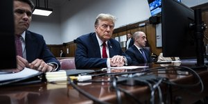 O πρώην πρόεδρος των ΗΠΑ Ντόναλντ Τραμπ στο ποινικό δικαστήριο του Μανχάταν