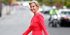 Η Δούκισσα Σόφι, σέξι με εντυπωσιακό κόκκινο φόρεμα -Αναδημιούργησε μία εμβληματική φωτογραφία