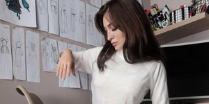 Αυτή είναι η κούκλα εγγονή της Τασσώς Καββαδία -Είναι σχεδιάστρια μόδας, όσα έχει πει για τη γιαγιά της