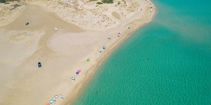 ελαφονησος διασπαρτες ομπρελες 