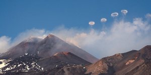 Το ηφαίστειο της Αίτνας βγάζει δαχτυλίδια καπνού 